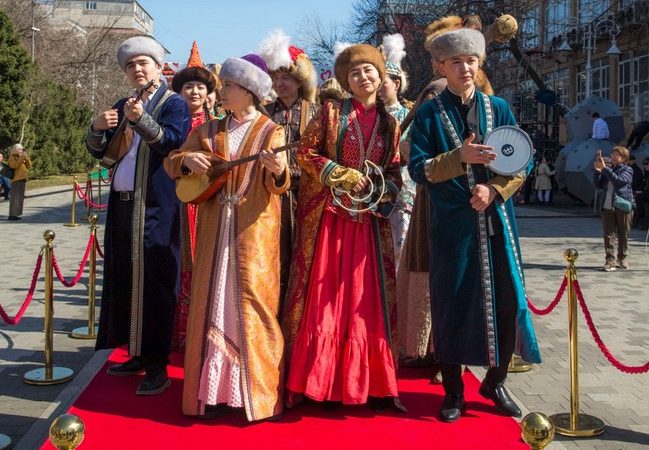 ДЕНЬ НАЦИОНАЛЬНОГО КОСТЮМА: УЛИЧНОЕ ШЕСТВИЕ СТУДЕНТОВ