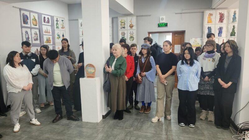 Сәндік өнер кафедрасының ұстаздары колледж студенттерімен кездесуге барды